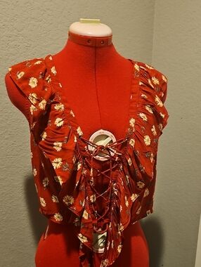 *NWT* Forever 21 Red Floral Lace-Up Ruffle Crop Top